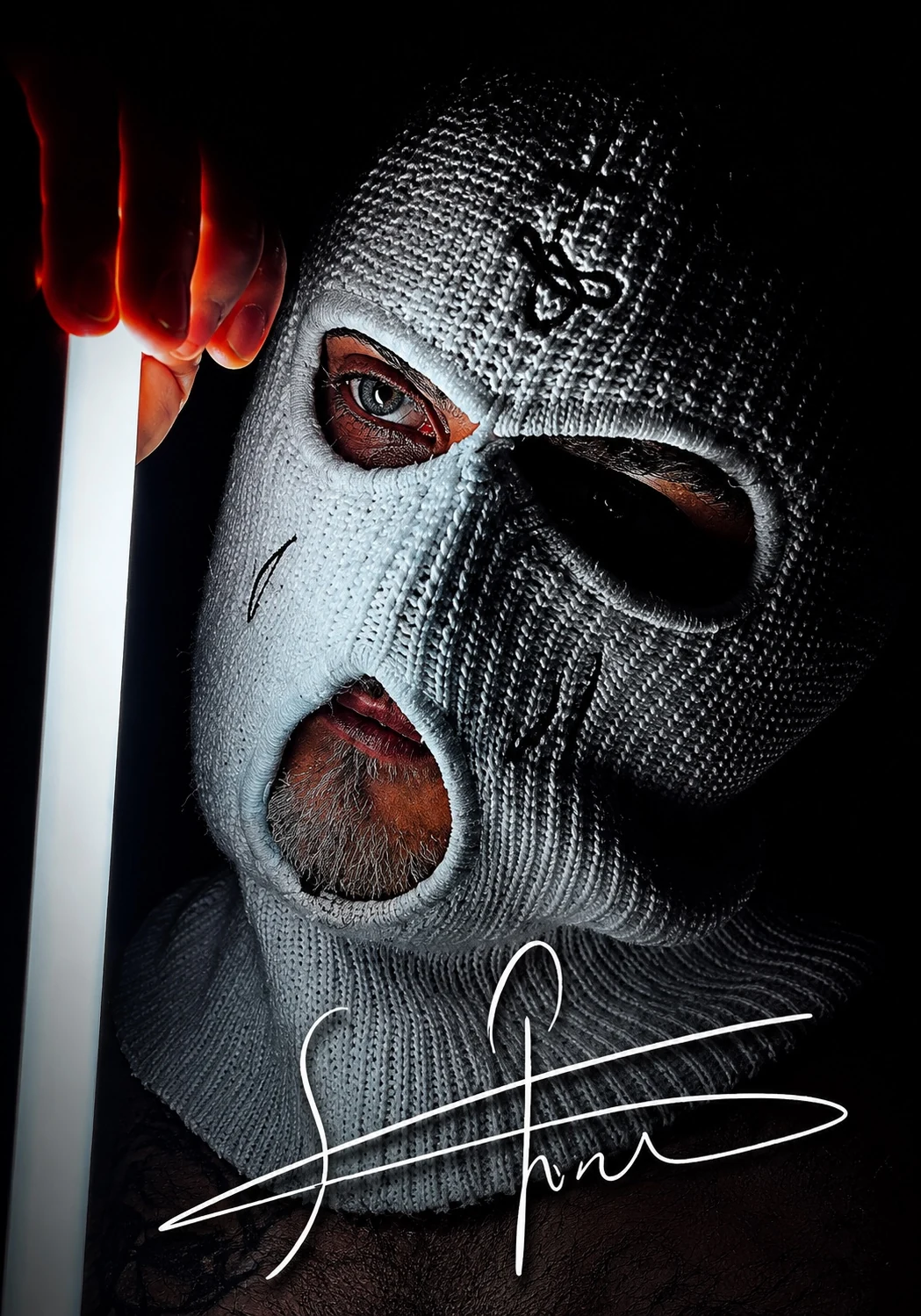 ScottGalan in einer hellen Strickmaske neben einer vertikalen Lichtquelle, signiertes künstlerisches Self-Portrait.