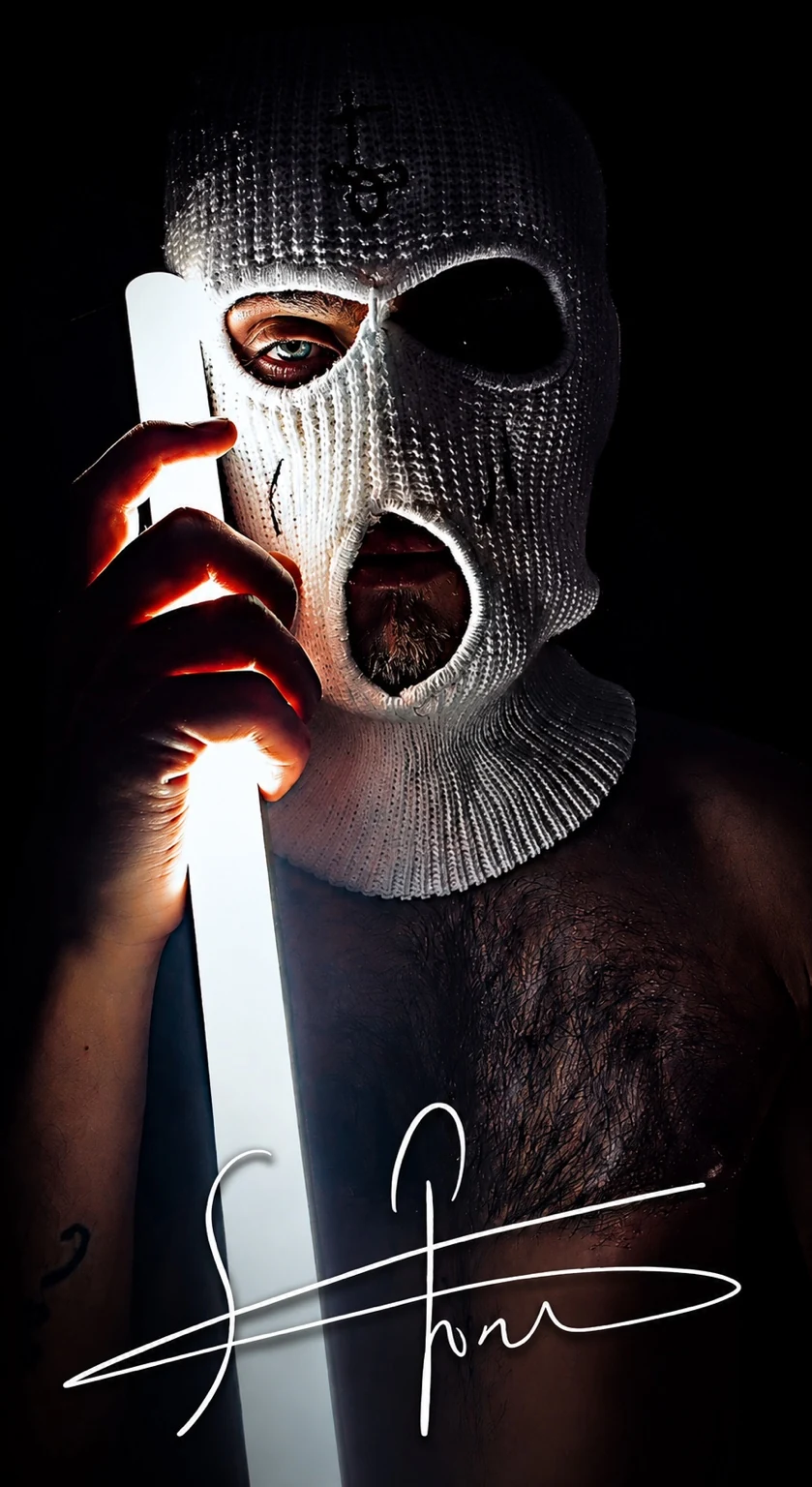 ScottGalan in heller Strickmaske mit vertikaler Lichtquelle vor schwarzem Hintergrund, signiertes Self-Portrait.